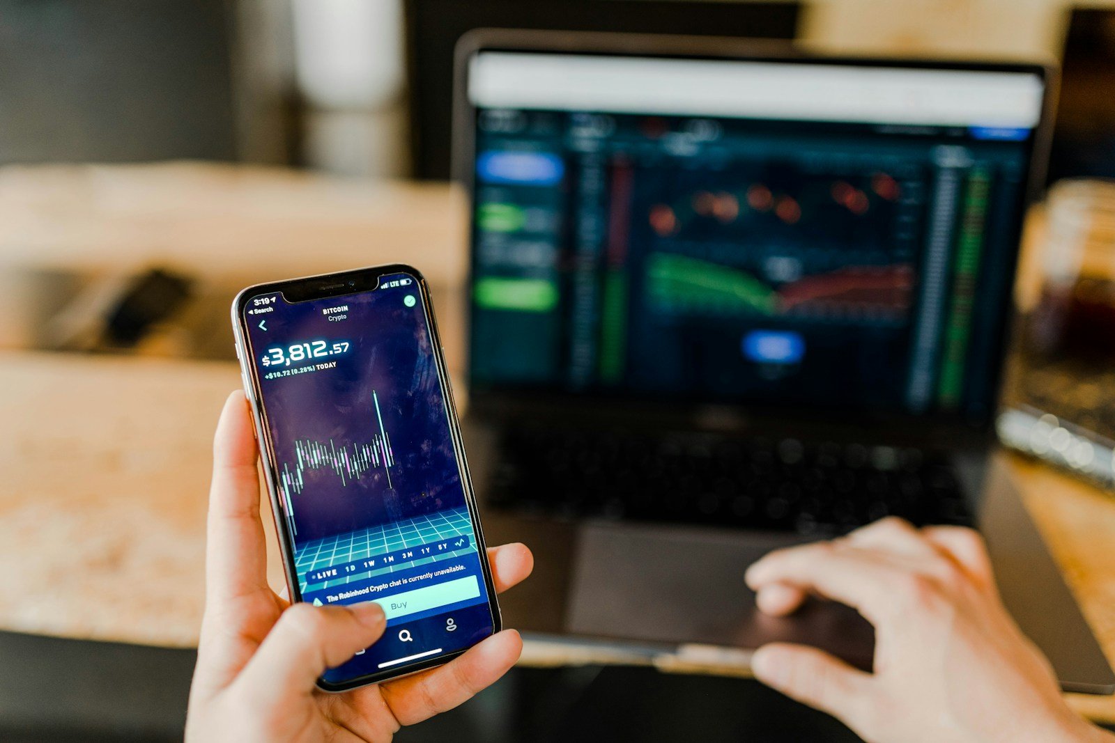 تحلیل داده های فروش و درآمد با لپ تاپ و موبایل